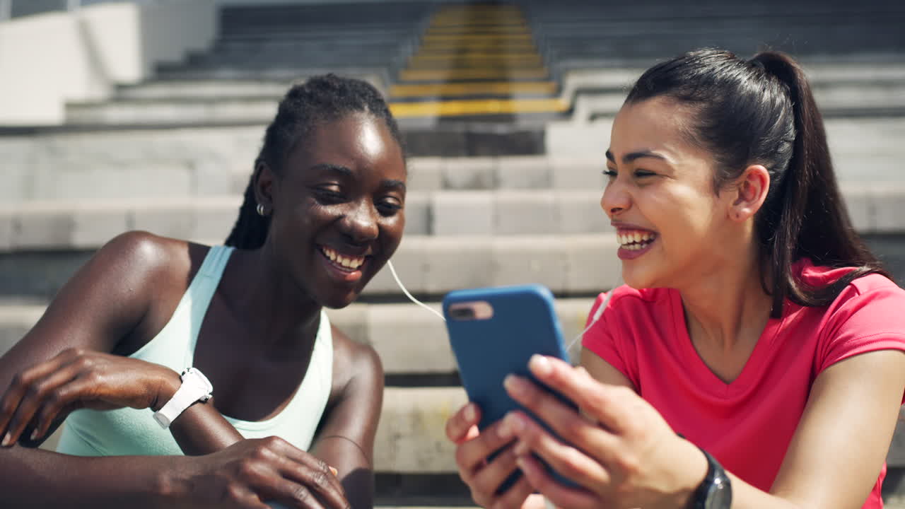 dos atletas escuchando música por teléfono