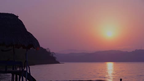 Timelapse-De-Serenidad-Al-Atardecer-En-Un-Hermoso-Lago-En-Guatemala