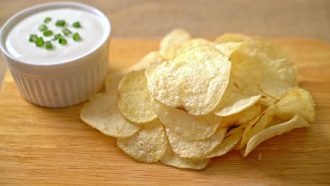 papas fritas con salsa de crema agria
