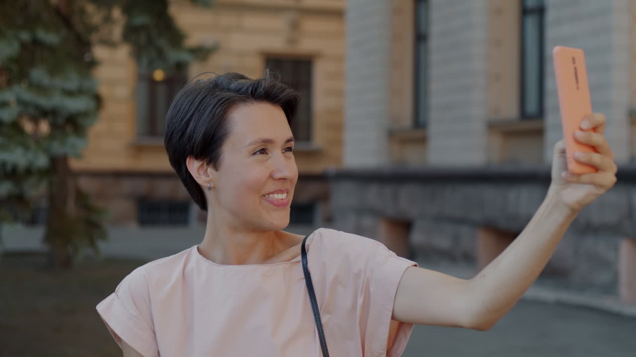 mujer tomando una selfie al aire libre