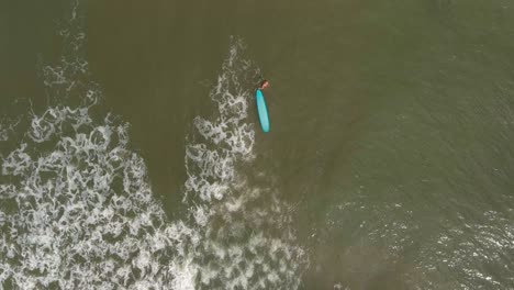 Vista-De-Pájaro-De-Una-Surfista-En-El-Golfo-De-México-Frente-A-La-Costa-Del-Lago-Jackson-En-Texas