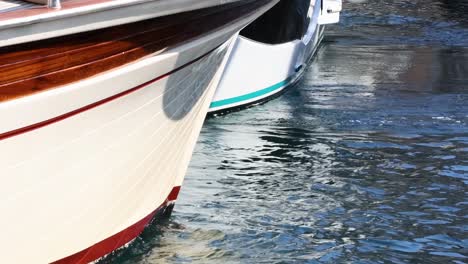 un barco atracado en un muelle en sorrento