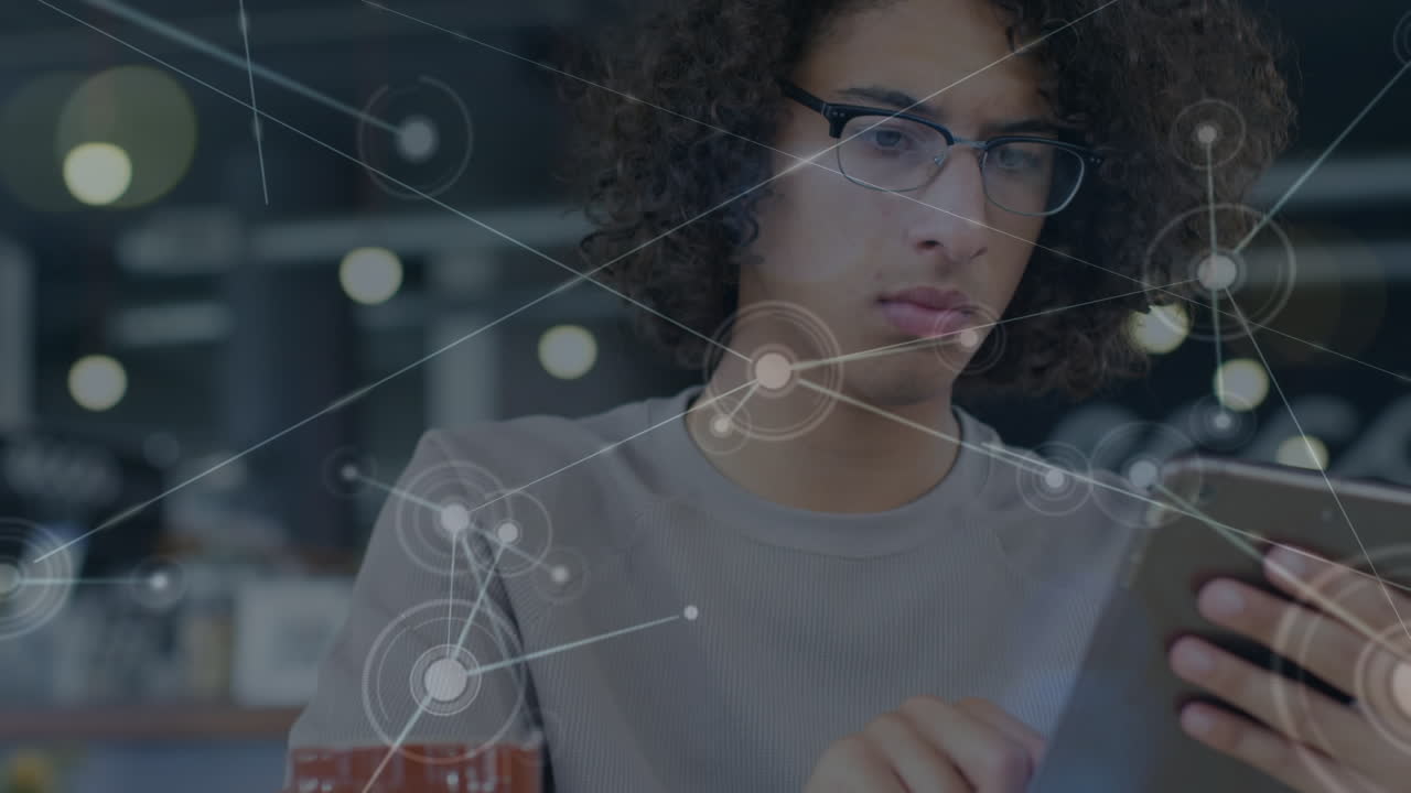 animación de la red de conexiones y puntos de luz sobre el estudiante biracial