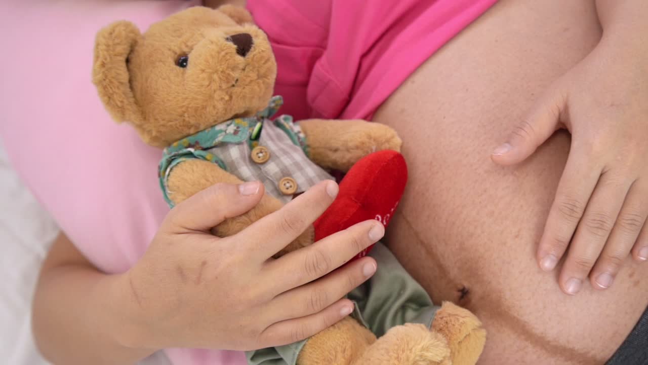 행복한 임신한 여성이 침실에서 침대에서 잠을 자고 있습니다.