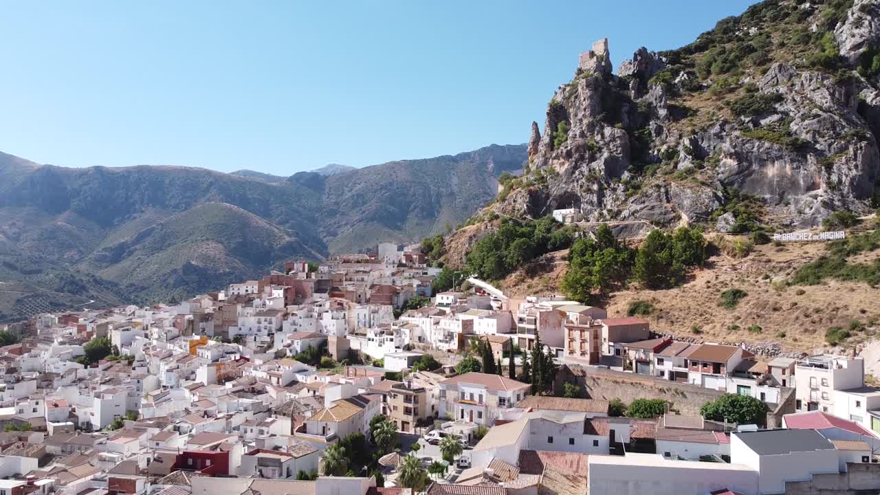 시에라마지나 자연공원, 하엔, 안달루시아, 스페인의 알바체즈 데 마지나 - 오래된 성과 하얀 마을의 공중 드론 전망