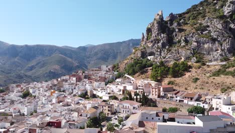 albanchez de mágina en el parque natural de sierra mágina, jaén, andalucía, españa - vista aérea de drones del antiguo castillo y pueblo blanco