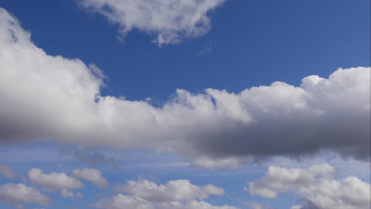 cielo azul nubes blancas. nubes puffy fluffy blancas. nube cúmulo scape lapso de tiempo. verano cielo azul lapso de tempo. dramático majestuoso increíble cielo azul. nubes blancos suaves se forman. nubes fondo lapso de time