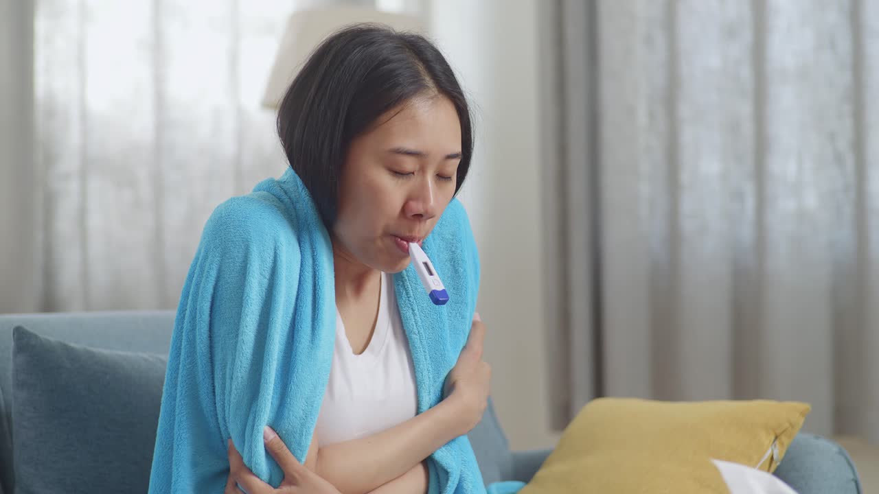 mujer tomando la temperatura