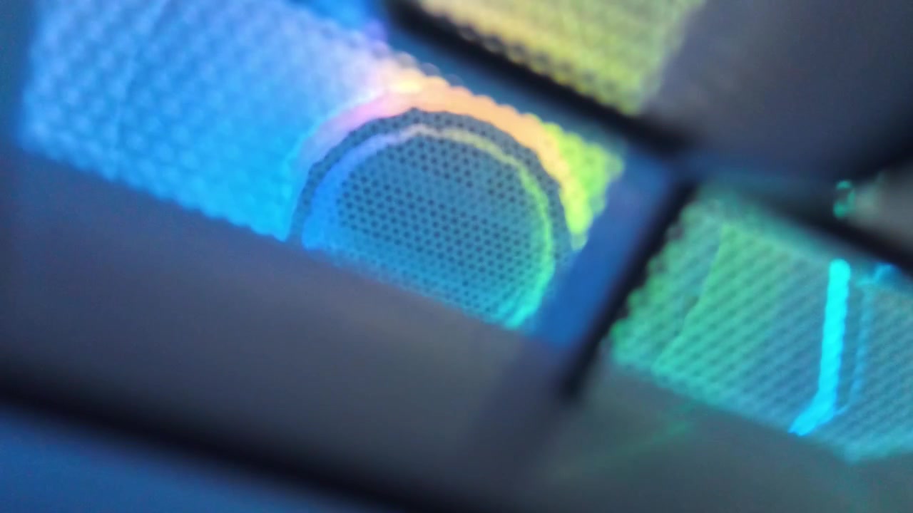Luce RGB dinamica in transizione su griglia altoparlante
