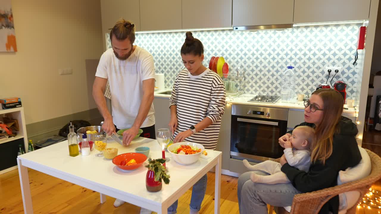 Mutfakta Birlikte Yemek Yapan Aile