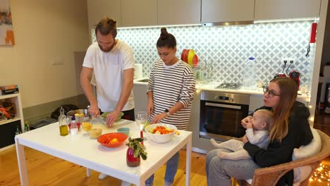 familia cocinando juntos en la cocina
