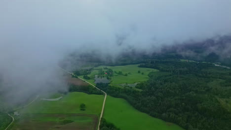 vista de drones de nubes rodantes sobre un campo exuberante