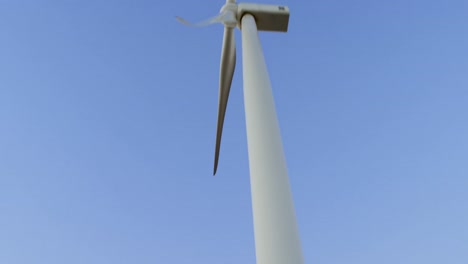 Windkraftanlage-Im-Windpark-4k