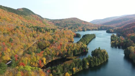 Picturesque-Lakeside-and-Autumn-Forest-Leaf-Colors-in-Landscape-of-Vermont,-USA