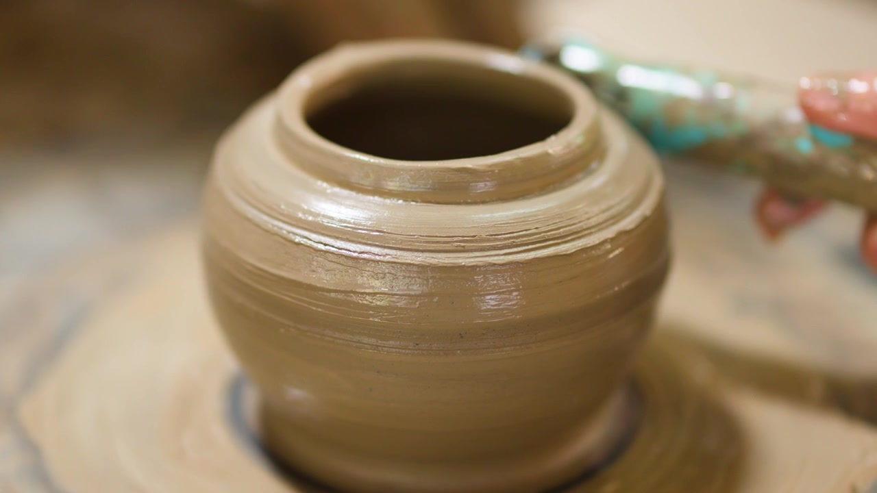 Primo Piano di un Vasaio che Modella un Vaso di Ceramica su un Tornio a Nonthaburi, Thailandia