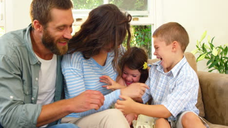 la familia se hace cosquillas.