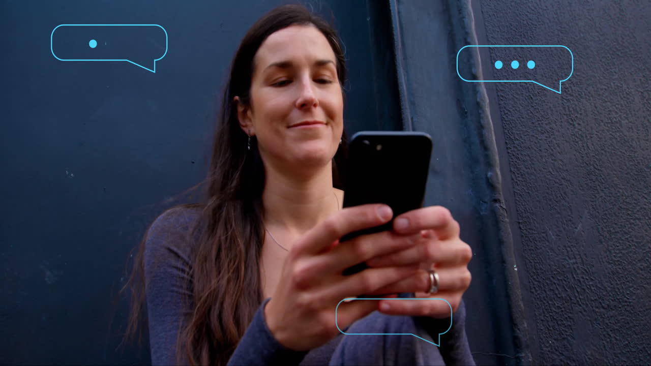 animación de procesamiento de datos ai sobre mujer caucásica usando teléfono inteligente