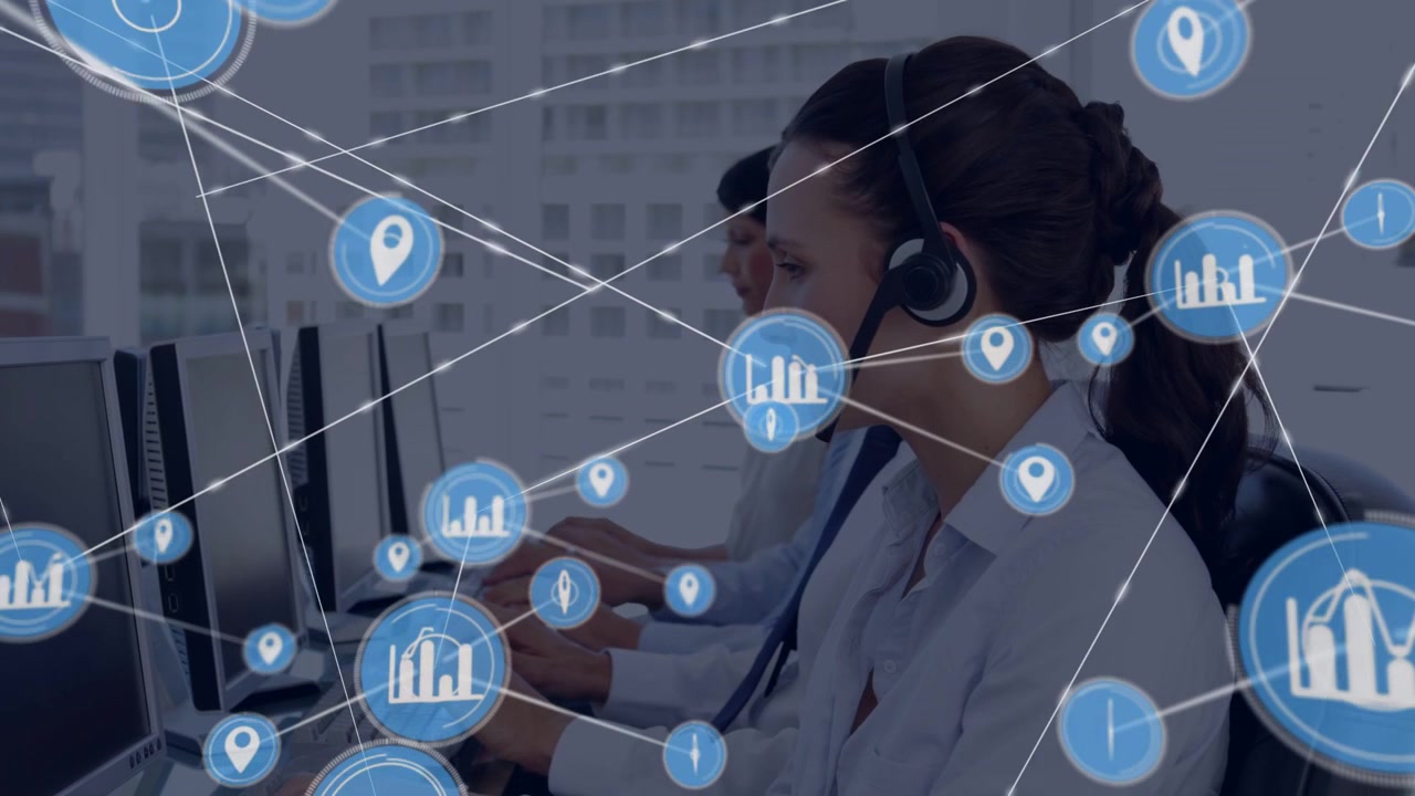 Addetto al supporto che digita mentre un nodo blu emerge, la rete si stratifica sugli schermi degli agenti, mostrando i KPI