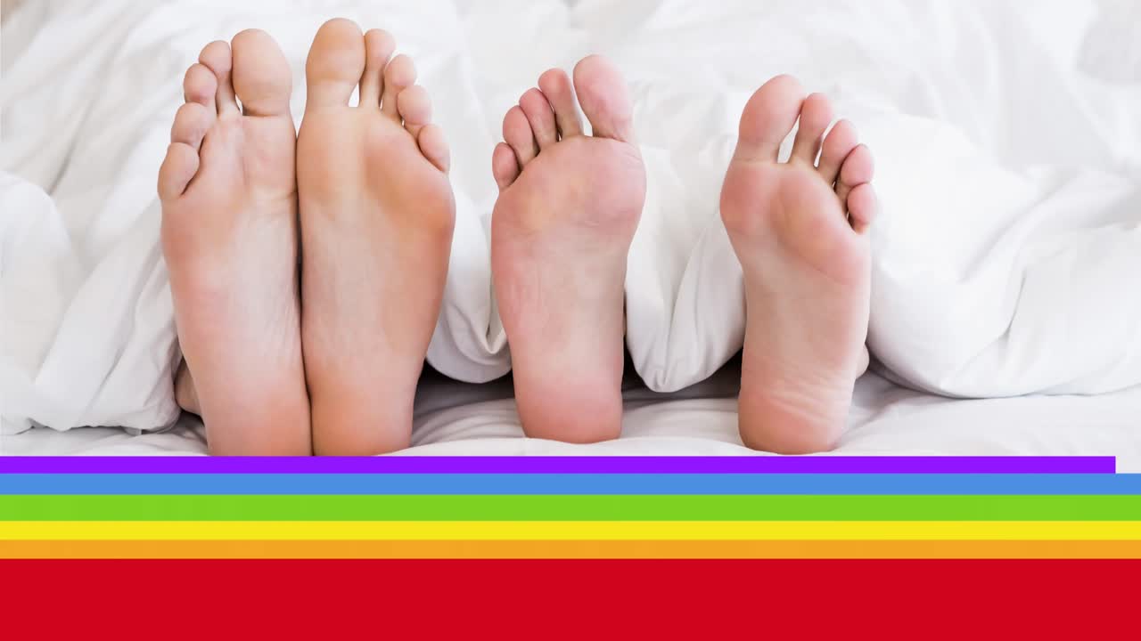 animación de la bandera del arco iris sobre los pies de una pareja gay