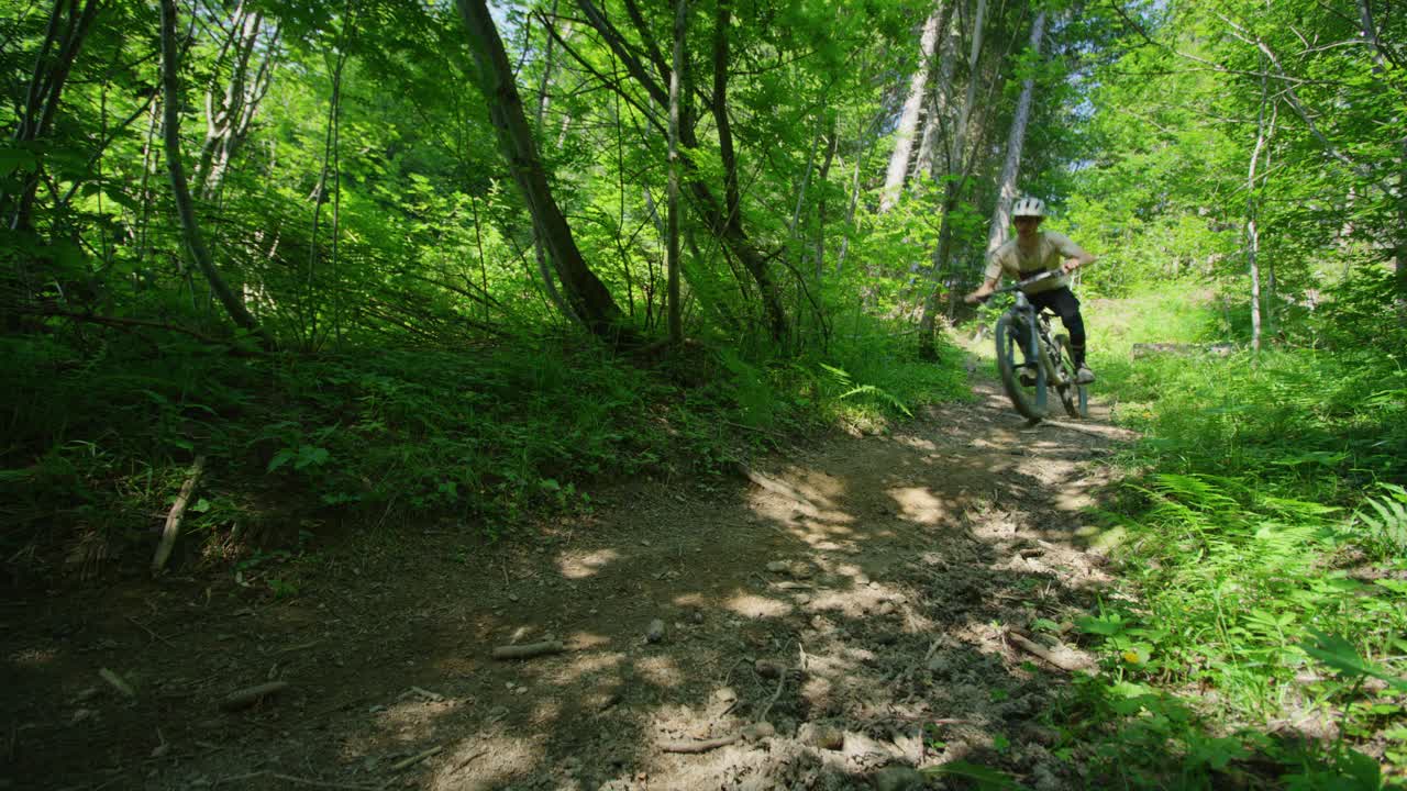 un ciclista de montaña recorre un sendero a alta velocidad