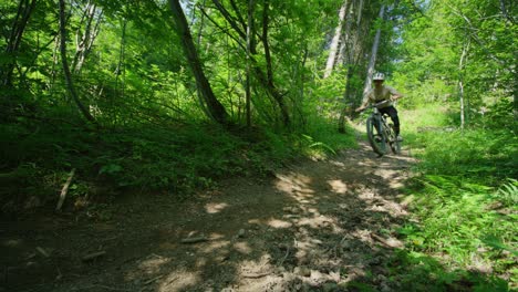 Ein-Mountainbiker-Fährt-Mit-Hoher-Geschwindigkeit-Einen-Trail-Hinunter