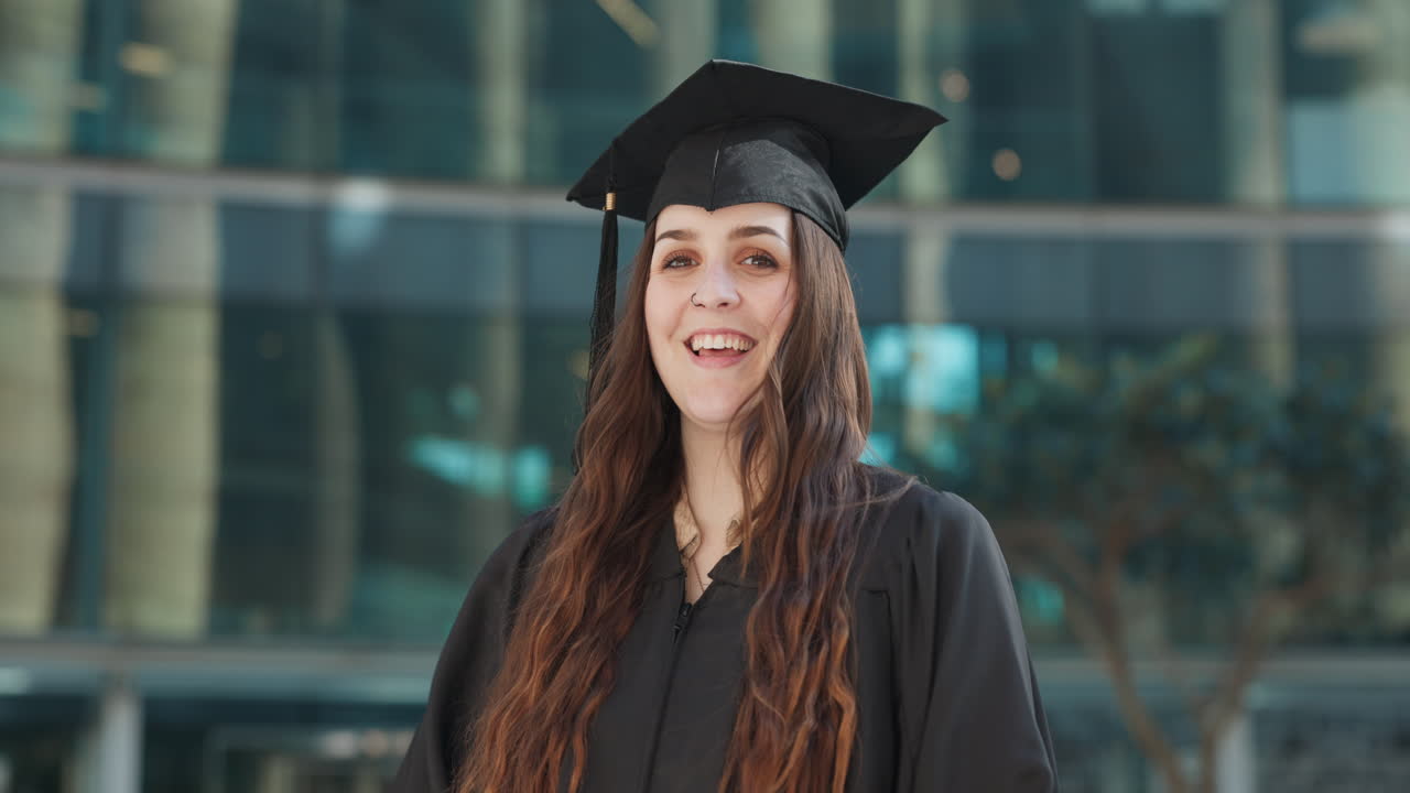 cara, mujer o sonrisa en la graduación