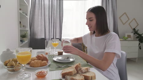 mujer disfrutando de un desayuno en casa