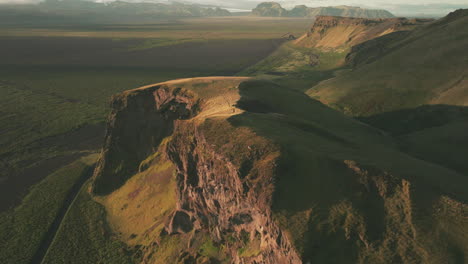 Sobrevuelo-Aéreo-Sobre-Acantilados-Espectaculares-Y-Escarpados-En-Islandia-A-La-Hora-Dorada