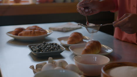 Mujer-Cocinando-En-La-Cocina