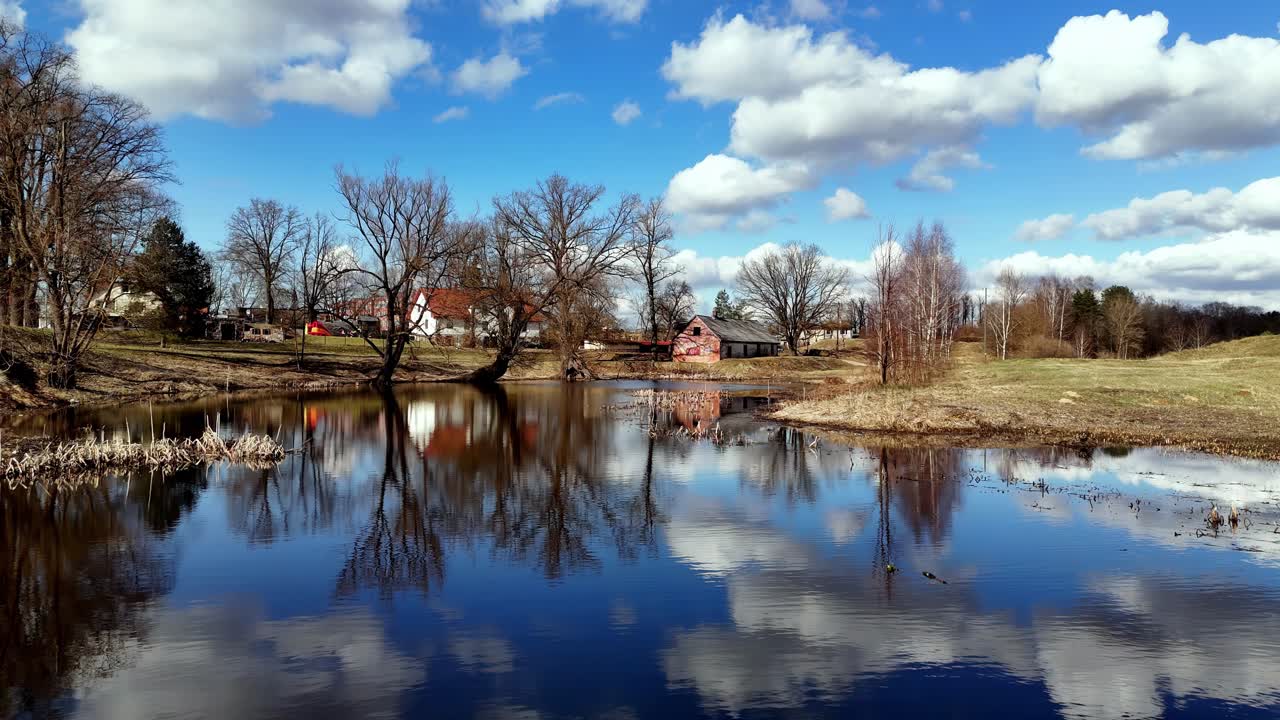 casas de pueblo junto al lago en valmiera, vidzeme, letonia
