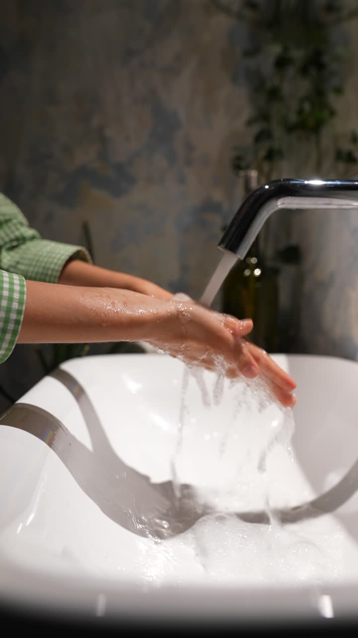 persona que se lava las manos