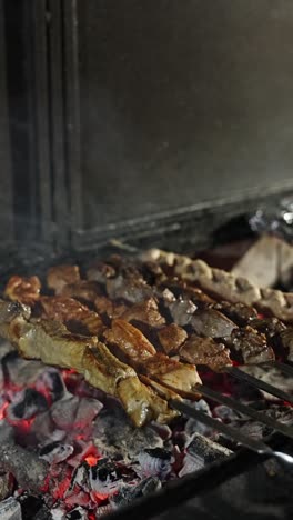 pinzas de carne a la parrilla en una parrilla de carbón