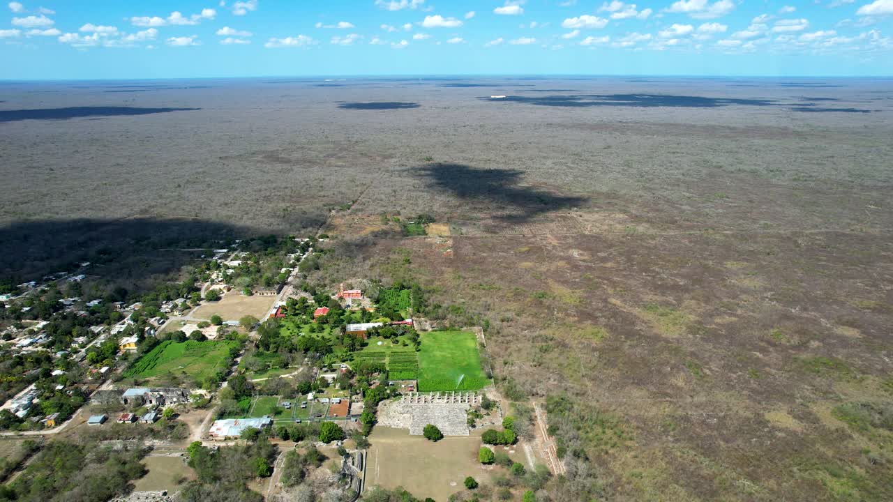 fotografía aérea de las ruinas mayas abandonadas de ake yucatan, méxico