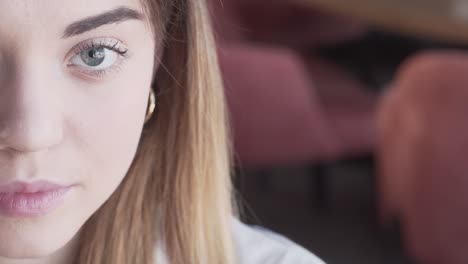 es un video de cerca de la mitad de la cara de una chica encantadora