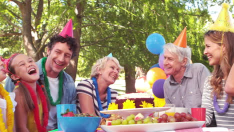 familia feliz celebrando un cumpleaños