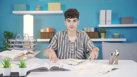 el estudiante advierte que se callen.