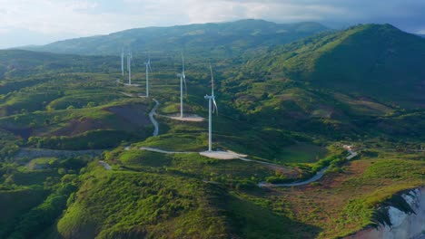 Windkraftanlagen-Auf-Den-Klippen-Von-Larimar-In-Der-Dominikanischen-Republik