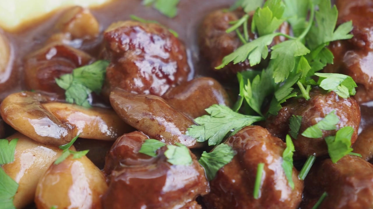 Bakso dan Jamur Lezat dalam Saus Cokelat Kental Dihiasi Peterseli