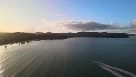 Drone-Volador-Más-Allá-De-2-Motos-Acuáticas-En-La-Playa-De-La-Isla-Norte-De-Nueva-Zelanda-Al-Atardecer