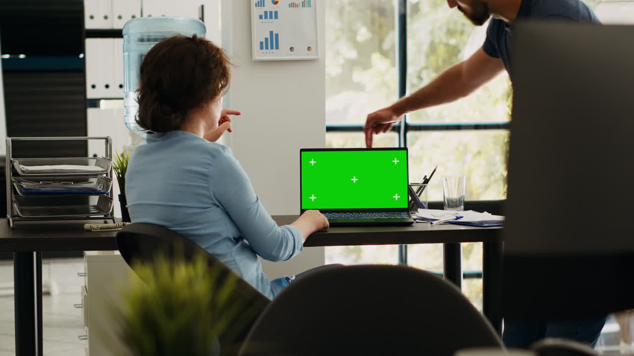 equipo de inicio comprobando la aplicación de pantalla verde