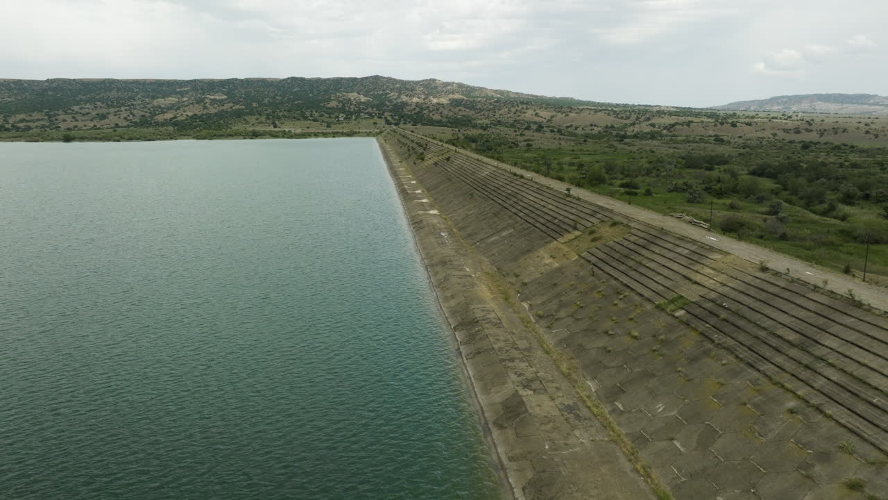 dique de presa de hormigón y torre de control desolada en el embalse de dalis mta