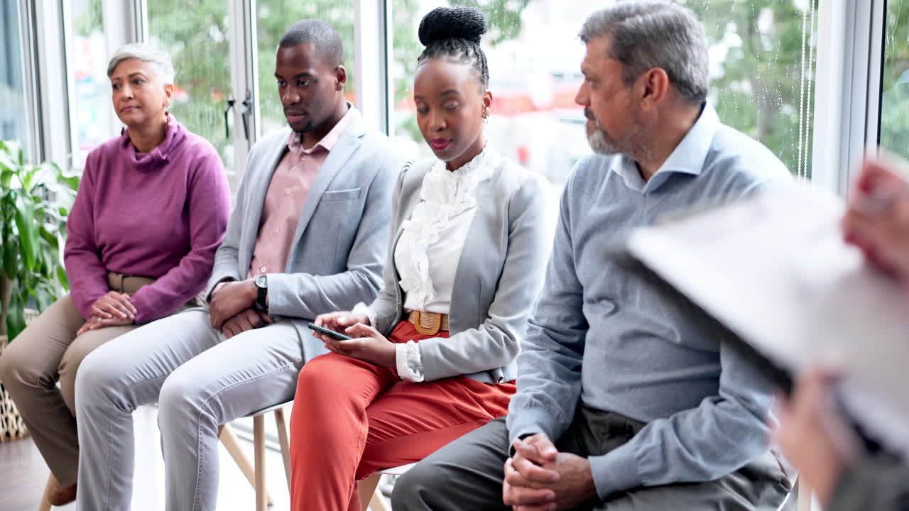 대기실 줄, 이름 호출