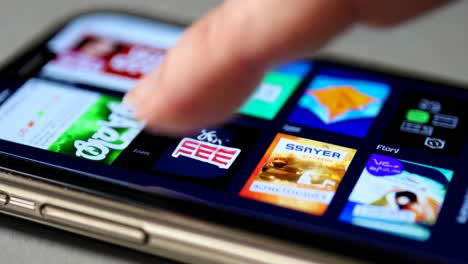 persona que utiliza un teléfono inteligente