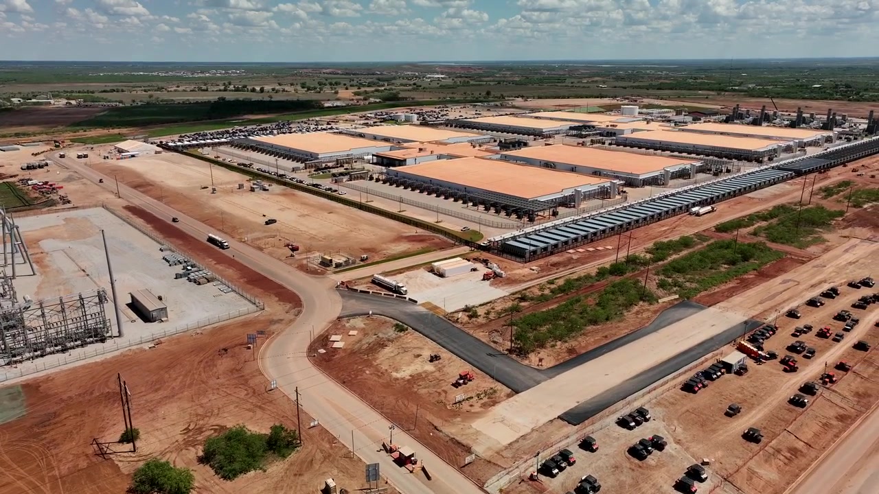Video aereo 4K con drone del cantiere del data center Stargate ad Abilene, Texas, che mostra l'infrastruttura AI, la preparazione del sito, il terreno livellato, le strade di accesso e l'avanzamento dei lavori