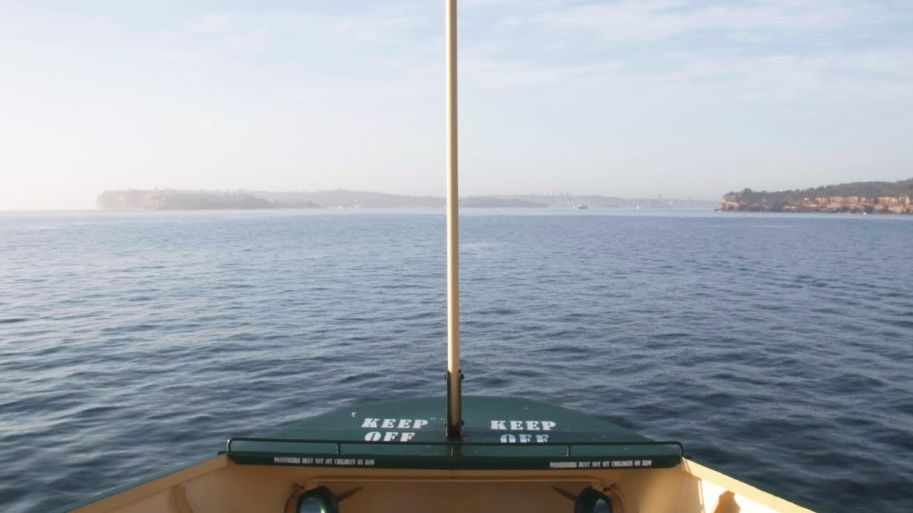 Schiffsbug segelt im Hafen von Sydney im Sommer in Sydney, NSW, Australien