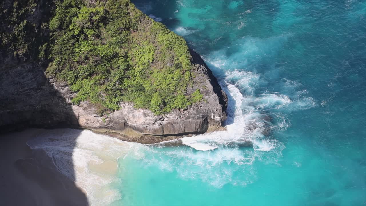 olas en la costa de nusa penida en un caluroso día de verano