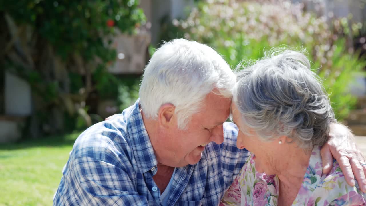 幸せな上級者カップル 対面