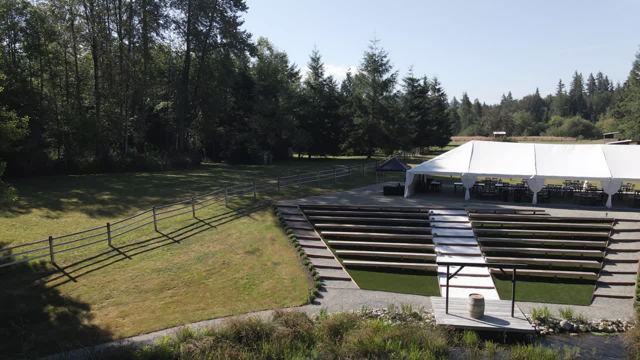 hermosa granja en el medio del bosque con un lago
