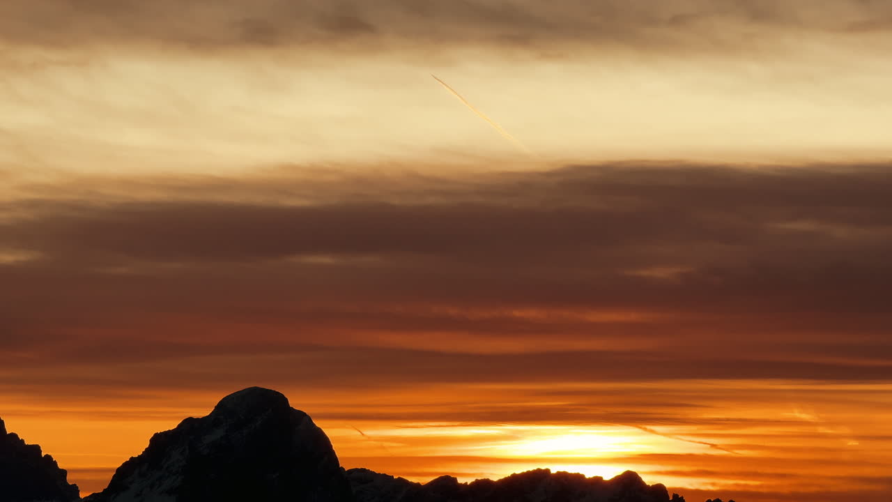 Sonnenaufgang oder Sonnenuntergang über Berggipfeln