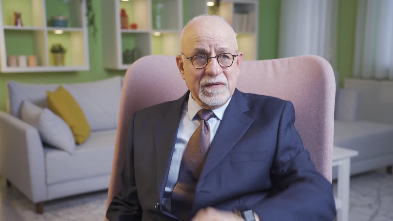 el anciano solitario mira a su alrededor con ojos de anhelo y espera que alguien venga.